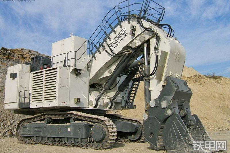 利勃海尔R9350矿用挖掘机整机外观