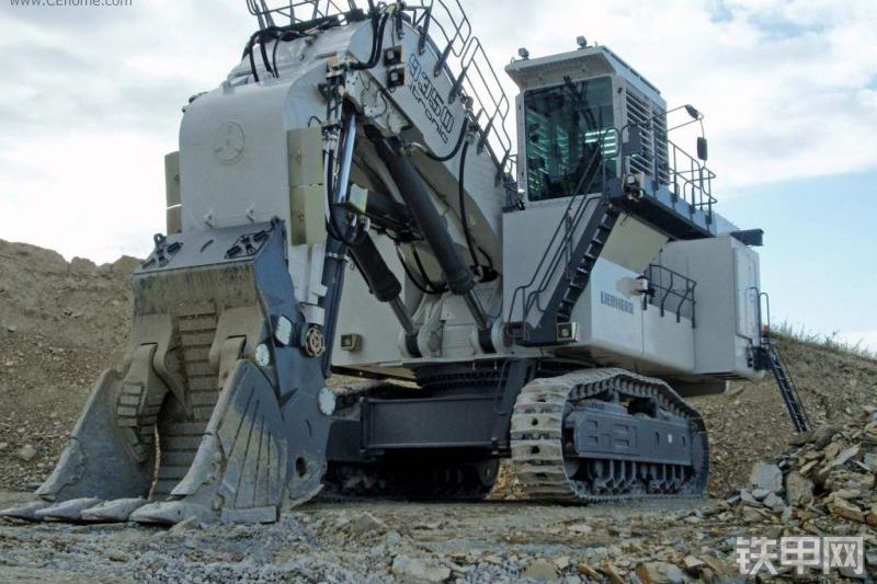 利勃海尔R9350矿用挖掘机整机外观