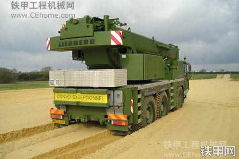 利勃海尔LTM1055-3.1军用起重机整机外观
