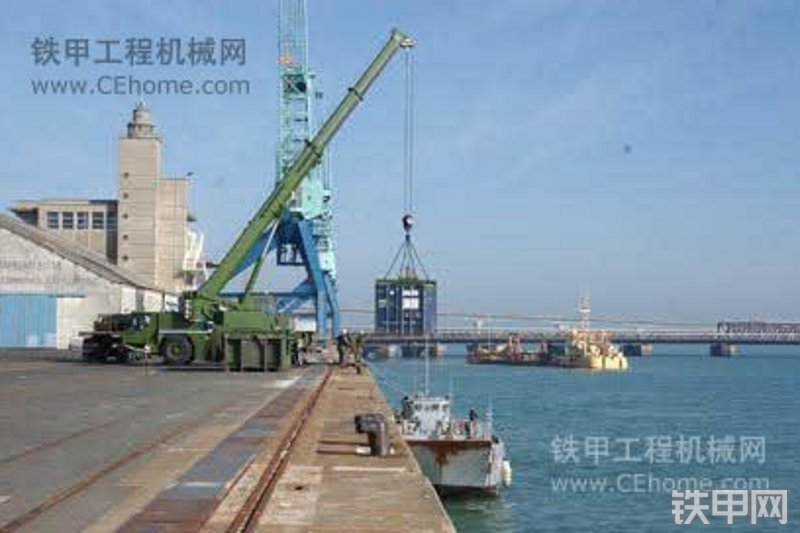 利勃海尔LTM1055-3.1军用起重机整机外观