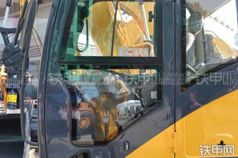 柳工CLG908D挖掘机整机外观