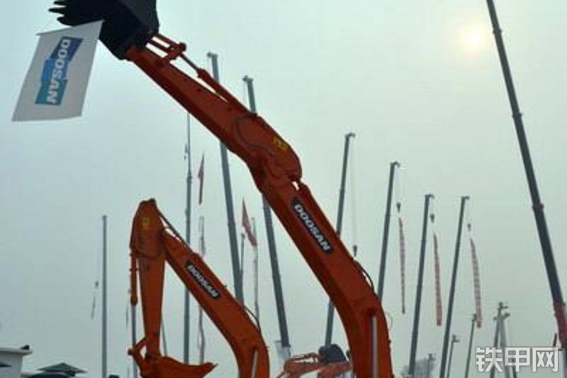 迪万伦DH220LC-9E挖掘机整机外观