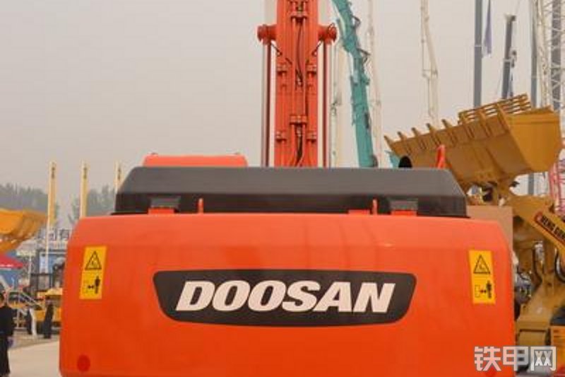 迪万伦DH220LC-9E挖掘机整机外观