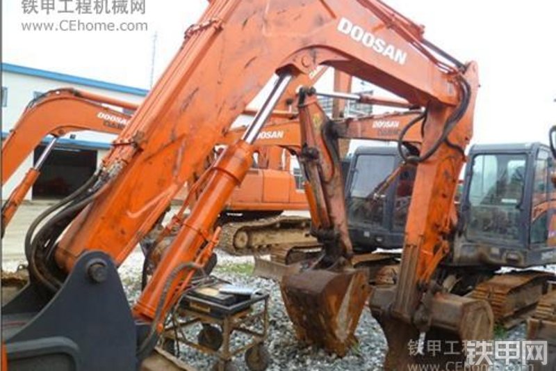 迪万伦DH80-7挖掘机整机外观