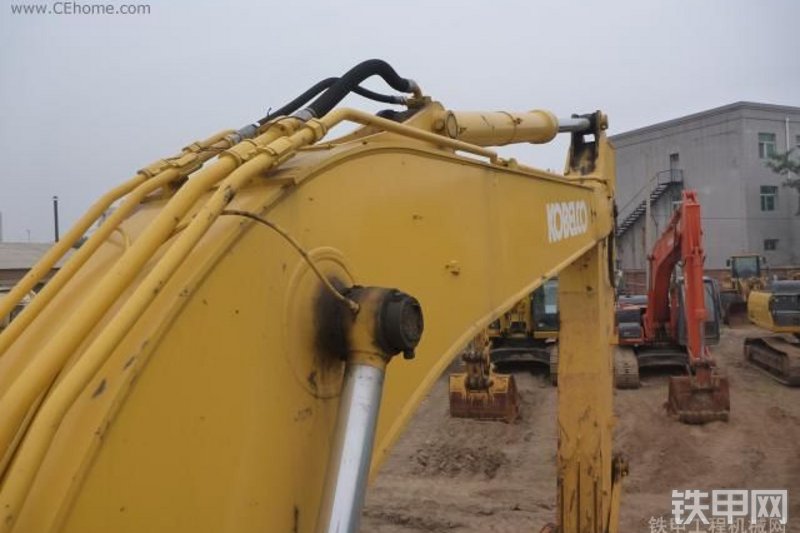 神钢SK250-8进口挖掘机局部