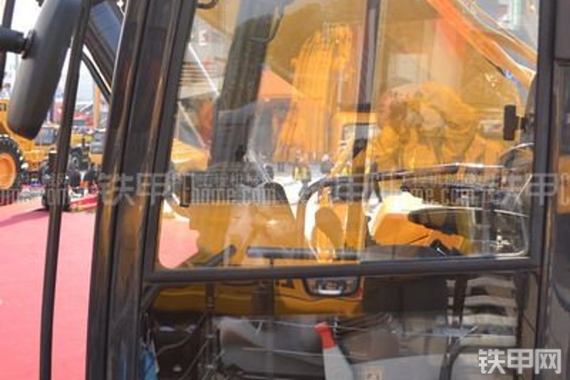 柳工CLG945E挖掘机整机外观