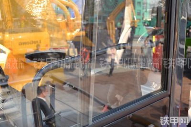 柳工CLG945E挖掘机整机外观