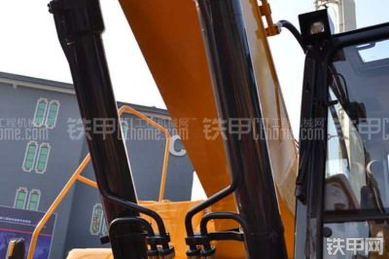 柳工CLG945E挖掘机整机外观