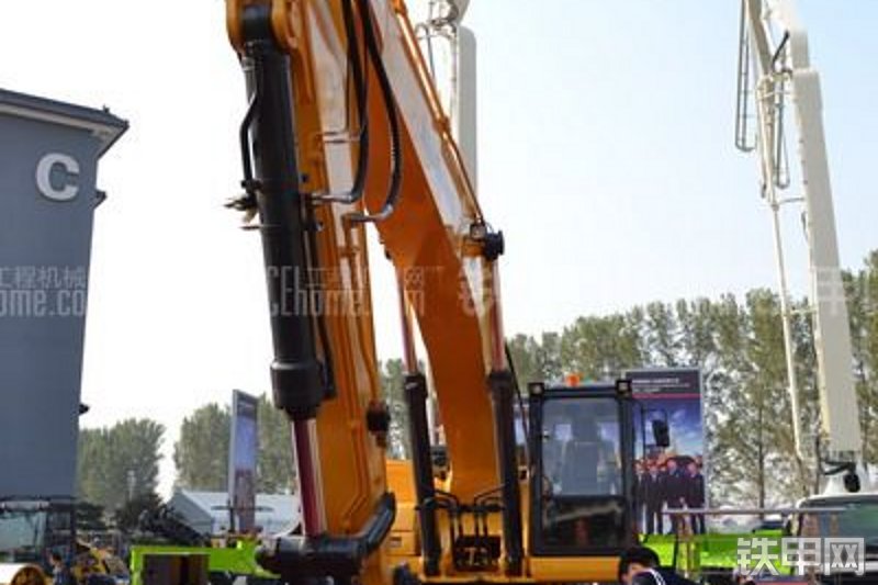 柳工CLG945E挖掘机整机外观