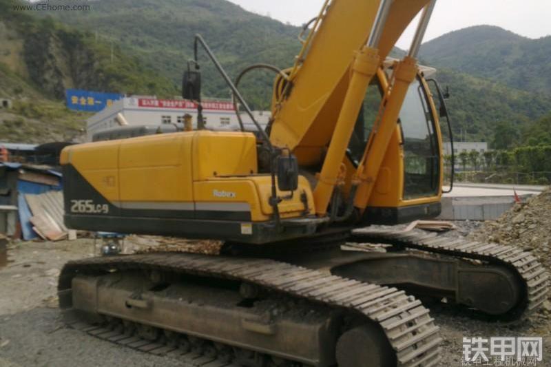 现代R265LC-9挖掘机整机外观
