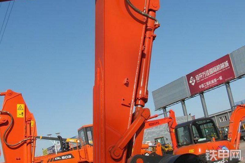 迪万伦DX260LC挖掘机局部