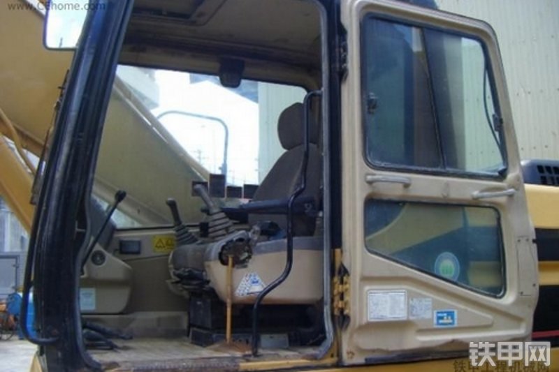 卡特彼勒320B挖掘机整机外观