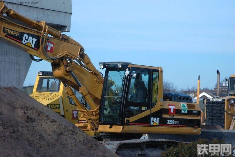 卡特彼勒320B-S挖掘机整机外观