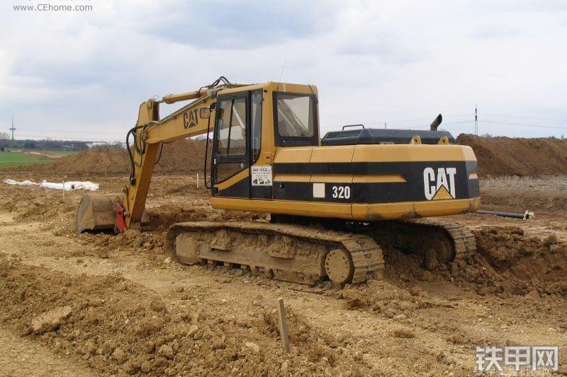卡特彼勒320B-LN挖掘机整机外观