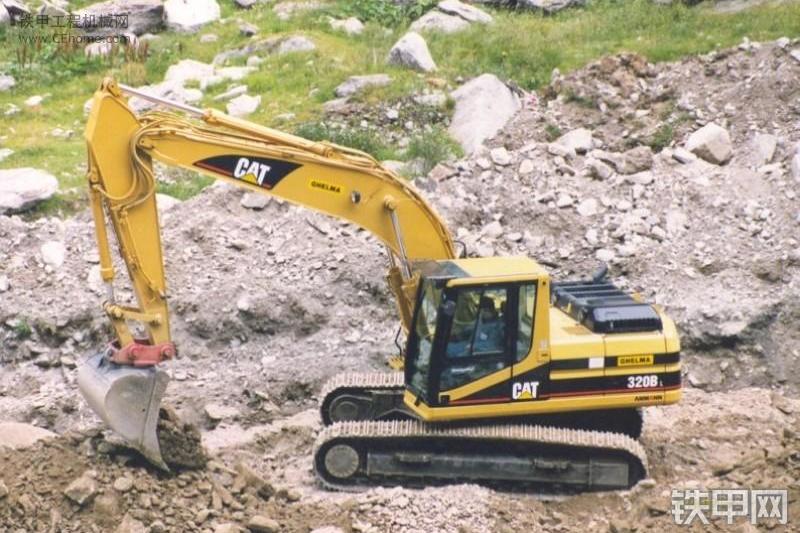 卡特彼勒320B-LN挖掘机整机外观