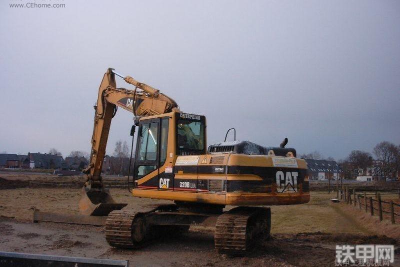 卡特彼勒320B-LN挖掘机整机外观