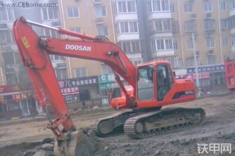迪万伦DH258LC-7挖掘机整机外观