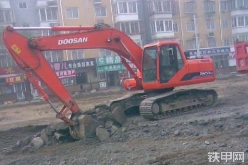 迪万伦DH258LC-7挖掘机整机外观