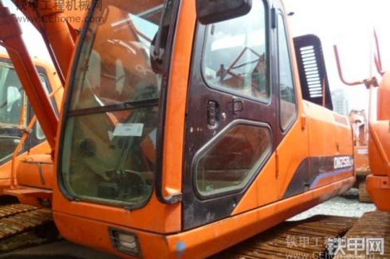 迪万伦DH258LC-7挖掘机整机外观