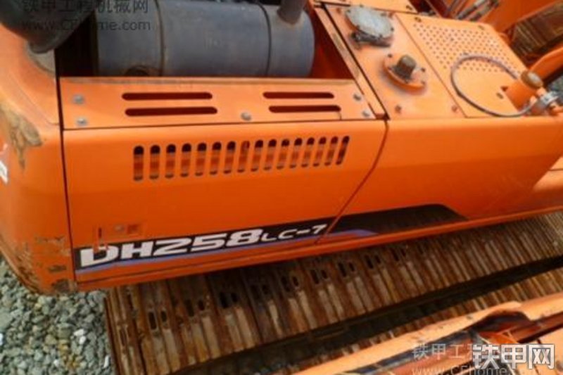 迪万伦DH258LC-7挖掘机整机外观