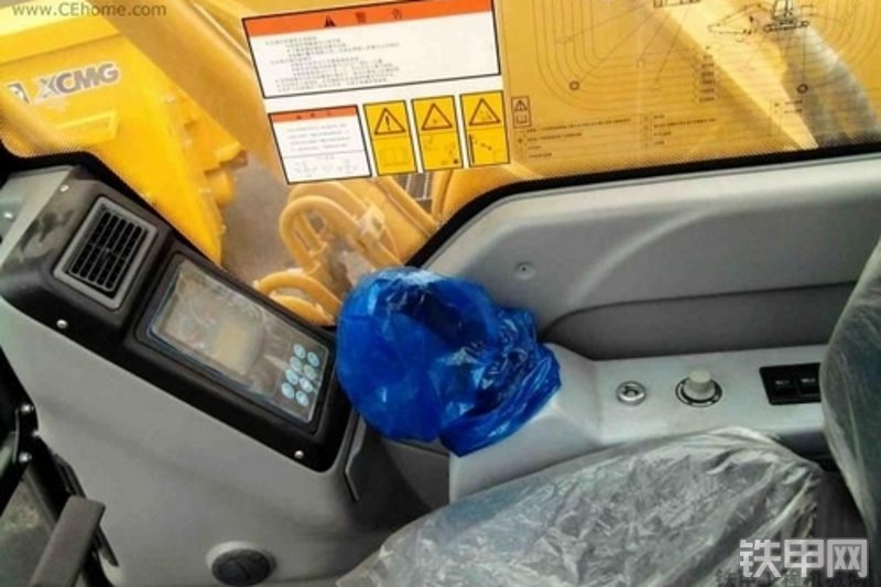 厦工XG822LC挖掘机整机外观