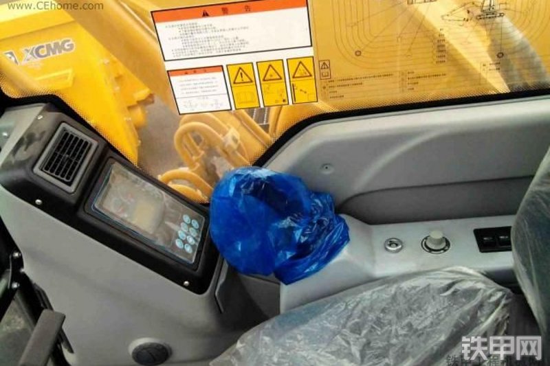 厦工XG822LC挖掘机整机外观