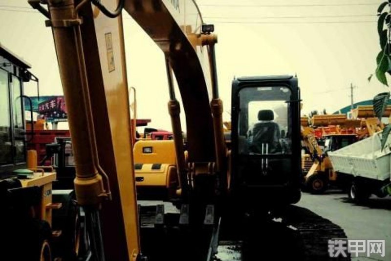 厦工XG822LC挖掘机整机外观