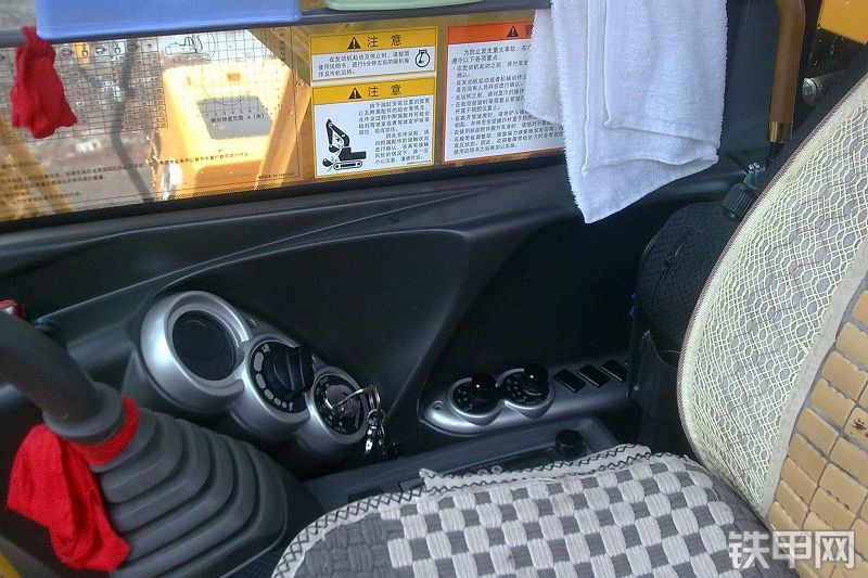 加藤HD820R挖掘机局部