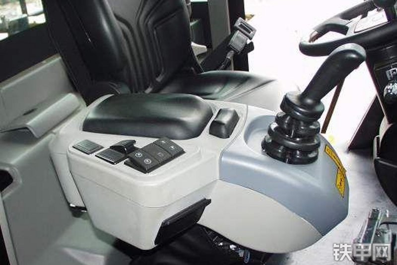 成工CG990装载机整机外观