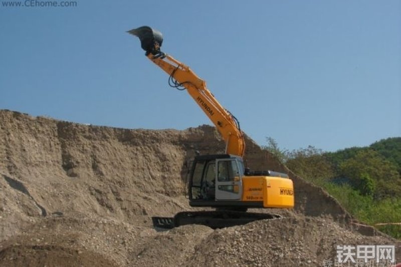 现代R140LCD-7A挖掘机整机外观