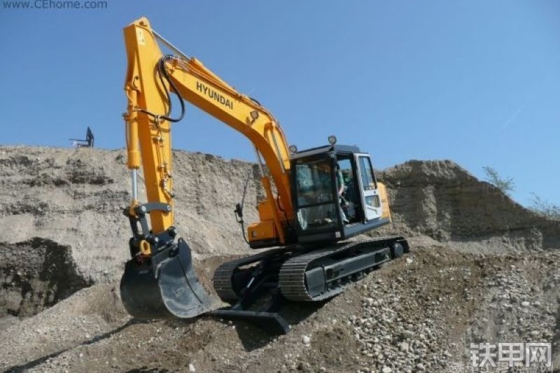 现代R140LCD-7A挖掘机整机外观