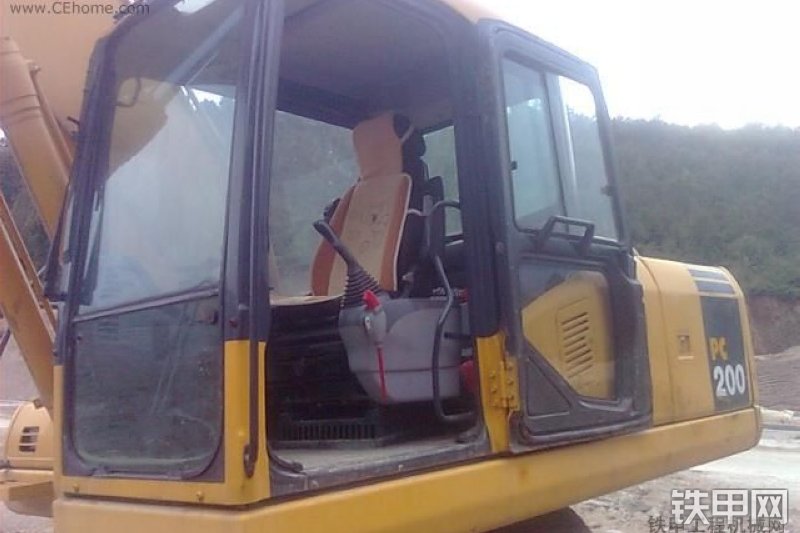 小松PC200-7超长前臂挖掘机整机外观