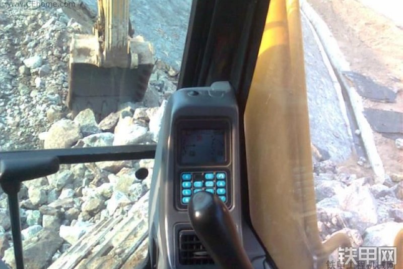 小松PC200-7超长前臂挖掘机整机外观