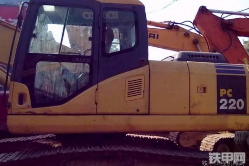 小松PC220-7挖掘机整机外观