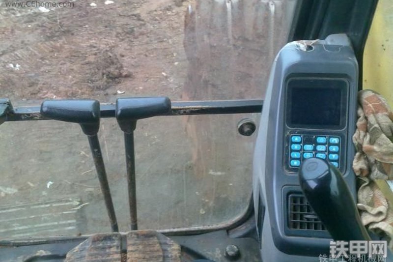 小松PC220-7挖掘机整机外观