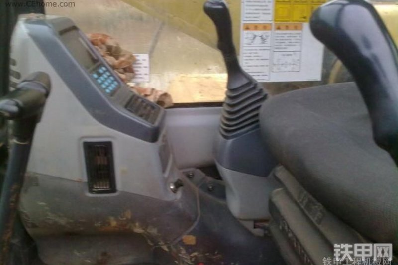 小松PC220-7挖掘机整机外观