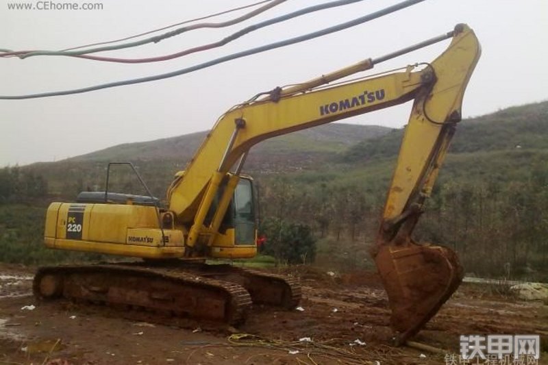 小松PC220-7挖掘机整机外观