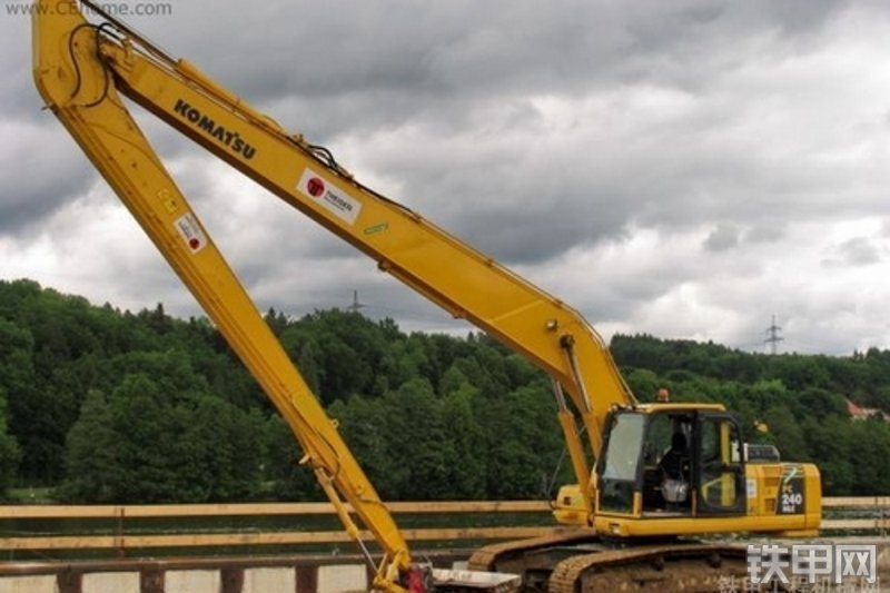 小松PC240NLC-8超长前臂(18米)挖掘机整机外观