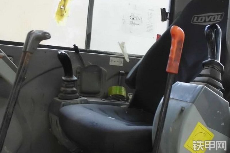 雷沃重工FR39-7挖掘机整机外观